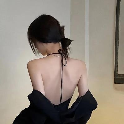 绿衣女子