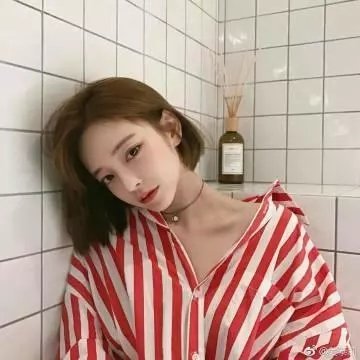 庭院里的女人